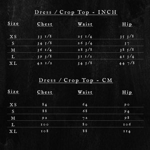 K&ouml;nnte beinhalten: Eine Gr&ouml;&szlig;entabelle f&uuml;r ein Kleid oder ein Crop-Top, die die Ma&szlig;e in Zoll und Zentimetern f&uuml;r die Gr&ouml;&szlig;en XS bis XL zeigt. Die Tabelle enth&auml;lt die Ma&szlig;e f&uuml;r Brust, Taille und H&uuml;fte.