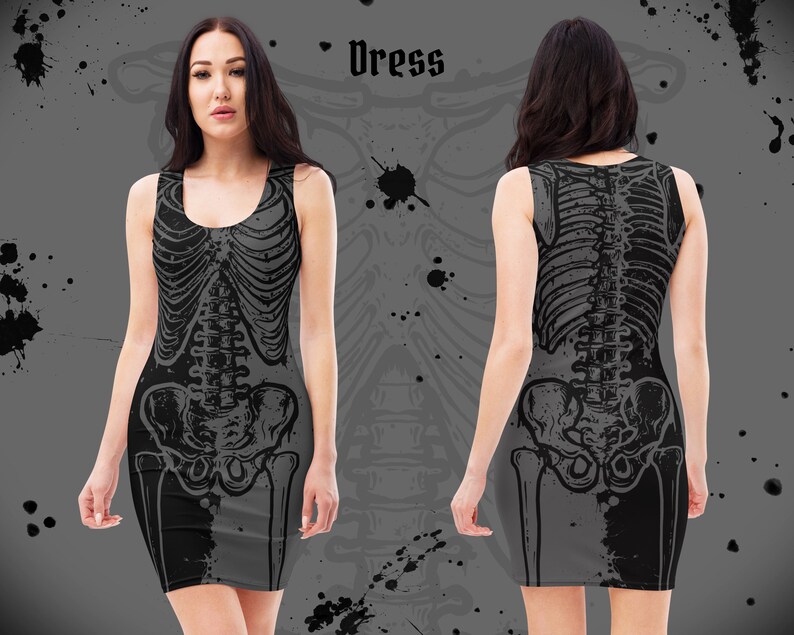 K&ouml;nnte beinhalten: &Auml;rmelloses, schwarz-graues Kleid mit einem Skelett-Design von Brustkorb und Wirbels&auml;ule. Das Wort "Dress" ist oben aufgedruckt. Das Kleid hat einen Rundhalsausschnitt und eine figurbetonte Passform, mit grauem Hintergrund und schwarzen Farbspritzern.