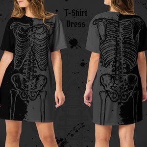 K&ouml;nnte beinhalten: Ein schwarz-graues T-Shirt-Kleid mit Skelett-Design. Vorder- und R&uuml;ckseite des Kleides sind sichtbar und zeigen eine detaillierte Illustration eines menschlichen Brustkorbs und einer Wirbels&auml;ule. Der Text "T-Shirt Dress" ist oben aufgedruckt.