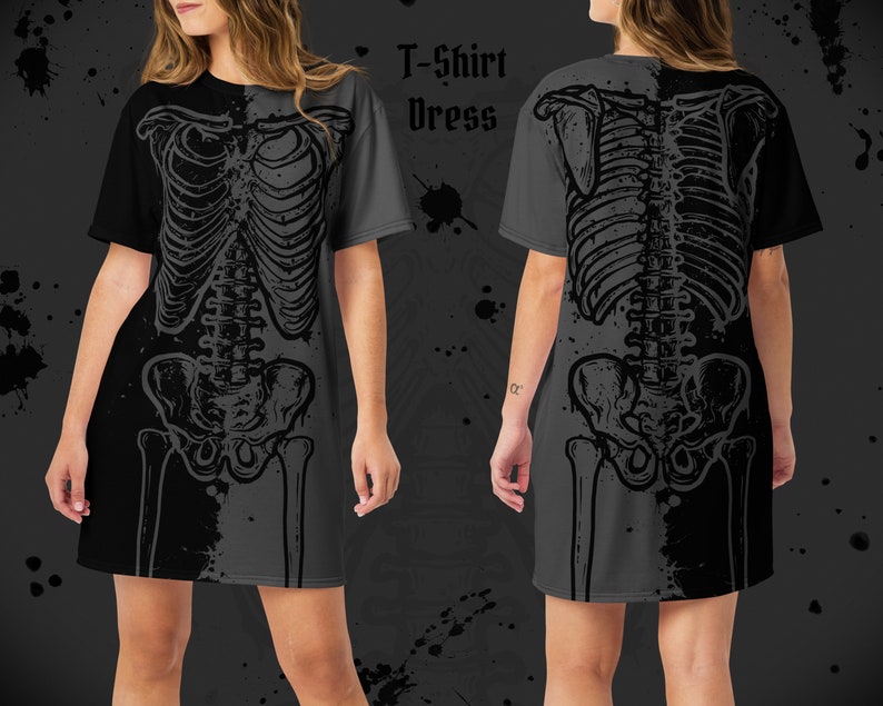 K&ouml;nnte beinhalten: Ein schwarz-graues T-Shirt-Kleid mit Skelett-Design. Vorder- und R&uuml;ckseite des Kleides sind sichtbar und zeigen eine detaillierte Illustration eines menschlichen Brustkorbs und einer Wirbels&auml;ule. Der Text "T-Shirt Dress" ist oben aufgedruckt.