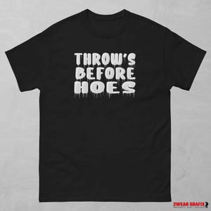 Peut inclure: T-shirt noir avec un texte blanc qui dit "Throw's Before Hoes" dans un style de peinture qui coule.