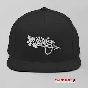 Gorra Snapback Graffiti Handstyle 2wear, Bordado 3D, Visera Plana, Ajuste Regulable