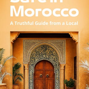 Puede incluir: Imagen de una puerta en Marruecos con el texto "Safe in Morocco" y "A Truthful Guide from a Local". La puerta de madera está enmarcada por azulejos ornamentados y flanqueada por plantas en macetas. Las paredes están pintadas en tonos naranja cálidos.