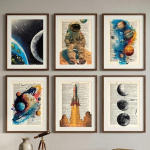 Può includere: Sei stampe artistiche incorniciate con illustrazioni a tema spaziale. Le stampe raffigurano pianeti, un astronauta e un razzo, il tutto su uno sfondo di pagine di libri d'epoca. Le cornici sono di colore marrone scuro e le opere d'arte includono blu, arancioni e gialli vibranti.