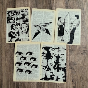 Pu&ograve; includere: Cinque pagine rettangolari tratte da un dizionario vintage, ciascuna con illustrazioni a inchiostro nero stampate su colonne di testo. I disegni includono un collage di volti, una stella, una persona con arco e freccia, occhi e sagome.