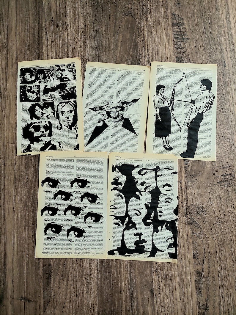 Pu&ograve; includere: Cinque pagine rettangolari tratte da un dizionario vintage, ciascuna con illustrazioni a inchiostro nero stampate su colonne di testo. I disegni includono un collage di volti, una stella, una persona con arco e freccia, occhi e sagome.