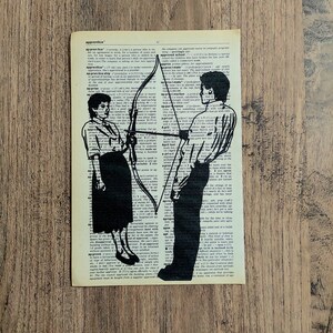 Pu&ograve; includere: Una pagina di dizionario vintage con un'illustrazione a inchiostro nero di due figure, una delle quali tiene un arco e una freccia puntati verso l'altra. Il testo sulla pagina include la parola apprentice in alto, con colonne di definizioni.