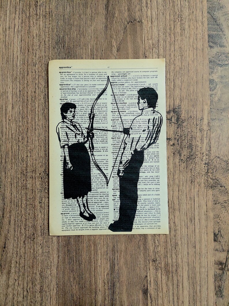 Pu&ograve; includere: Una pagina di dizionario vintage con un'illustrazione a inchiostro nero di due figure, una delle quali tiene un arco e una freccia puntati verso l'altra. Il testo sulla pagina include la parola apprentice in alto, con colonne di definizioni.