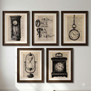 Op de afbeelding: Een set van vijf ingelijste wandkunstprints met zwarte inktillustraties van tijdmeters en de tekst "Once Upon A Time" gedrukt op vintage woordenboekpagina's, voorzien van donkerbruine lijsten en witte passe-partouts.
