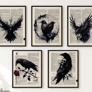 Op de afbeelding: Vijf ingelijste wandkunstprints met illustraties van zwarte raven op vintage woordenboekpagina's. De ontwerpen bevatten raven met schedels, een rode roos en abstracte inktpatronen, gevat in eenvoudige zwarte rechthoekige lijsten.
