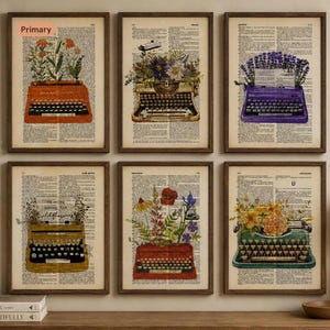 Könnte beinhalten: Sechs gerahmte Kunstdrucke mit Vintage-Schreibmaschinen mit Blumenarrangements. Die Schreibmaschinen sind in verschiedenen Farben gehalten, darunter Orange, Gold, Rot, Lila und Türkis. Die Hintergründe sind Seiten aus einem Wörterbuch.