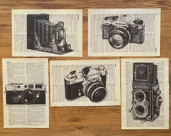 Wydruk strony książki o starych aparatach fotograficznych, sztuka czarno-biała, wydruk aparatu, sztuka aparatów, stary aparat, plakat z aparatem, prezent dla fotografa, wydruk słownika
