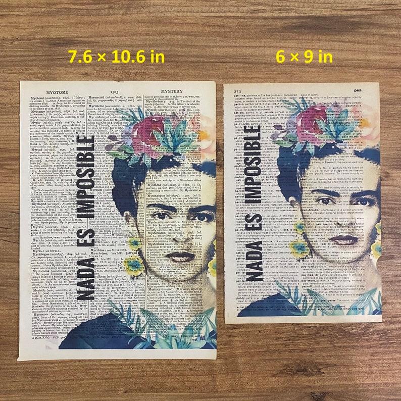 Op de afbeelding: Een print van Frida Kahlo met bloemen in haar haar. De print is op een achtergrond van een woordenboekpagina met de tekst "Nada es imposible", wat "Niets is onmogelijk" betekent in het Spaans. De print is verkrijgbaar in twee formaten: 19,3 x 26,9 cm en 15,2 x 22,9 cm.