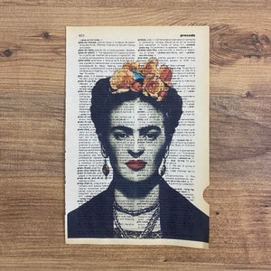 Op de afbeelding: Een zwart-wit portret van Frida Kahlo met een bloemenkrans op haar hoofd. Het portret is gedrukt op een vintage woordenboekpagina met de woorden "practice" en "precede" zichtbaar.