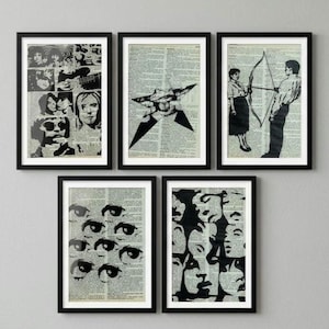 Pu&ograve; includere: Un set di cinque stampe artistiche in bianco e nero incorniciate su pagine di dizionario vintage. Le stampe presentano varie illustrazioni tra cui un collage di volti, una stella, una persona con arco e freccia, occhi e sagome di volti.