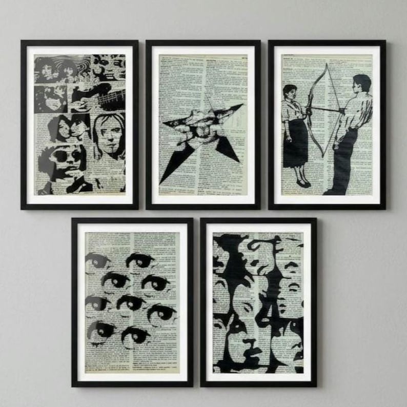 Pu&ograve; includere: Un set di cinque stampe artistiche in bianco e nero incorniciate su pagine di dizionario vintage. Le stampe presentano varie illustrazioni tra cui un collage di volti, una stella, una persona con arco e freccia, occhi e sagome di volti.