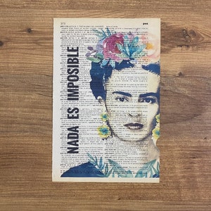 Op de afbeelding: Een kleurrijke bloemenprint met een portret van Frida Kahlo dat op een woordenboekpagina is gelegd. De tekst op de pagina luidt "Nada es imposible", wat in het Nederlands vertaald wordt als "Niets is onmogelijk".