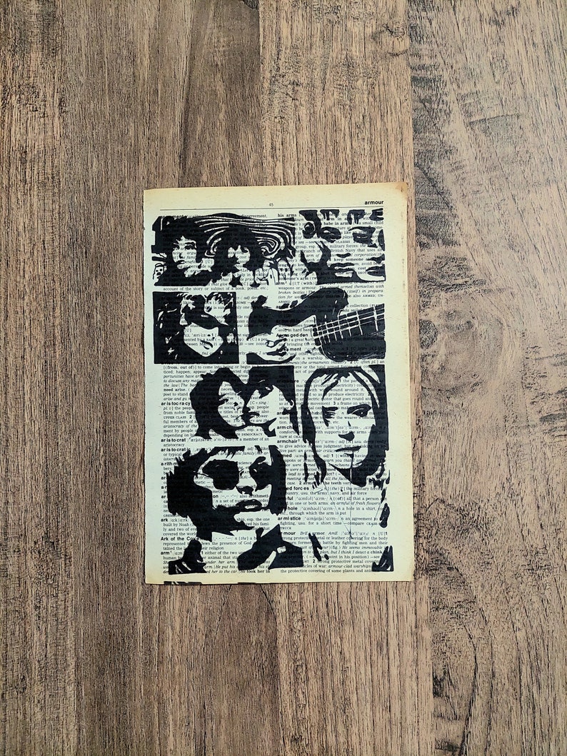 Pu&ograve; includere: Una pagina rettangolare tratta da un dizionario vintage con illustrazioni serigrafate in inchiostro nero raffiguranti diversi volti e una chitarra. Il testo della pagina &egrave; visibile dietro le audaci stampe grafiche nere ad alto contrasto.