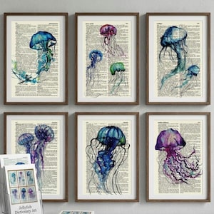 Peut inclure: Ensemble de six impressions d'art encadrées présentant des illustrations de méduses à l'aquarelle dans des tons de bleu, violet et vert. Les méduses sont placées sur un fond de pages de dictionnaire vintage.