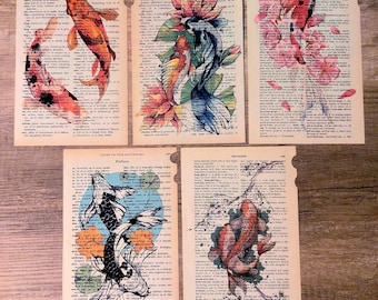 Stampe artistiche di pesci koi ad acquerello su carta da dizionario vintage (set di 5)