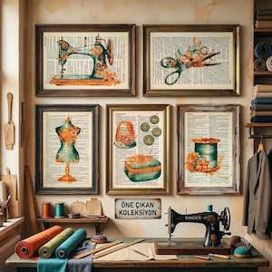 Könnte beinhalten: Fünf gerahmte Wandbilder mit Vintage-Nähillustrationen auf Wörterbuchseiten, darunter eine Nähmaschine, eine Schere, eine Schneiderpuppe, ein Fingerhut und eine Garnrolle. Eine schwarze Singer-Nähmaschine steht auf einem Holztisch.