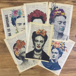 Op de afbeelding: Zes prints van Frida Kahlo met bloemenhoofdbanden op een woordenboekpagina achtergrond. De prints tonen verschillende portretten van Frida Kahlo met verschillende bloemenhoofdbanden. De tekst "DA ES IMPOSIBLE" is zichtbaar op een van de prints.