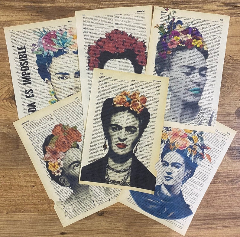 Op de afbeelding: Zes prints van Frida Kahlo met bloemenhoofdbanden op een woordenboekpagina achtergrond. De prints tonen verschillende portretten van Frida Kahlo met verschillende bloemenhoofdbanden. De tekst "DA ES IMPOSIBLE" is zichtbaar op een van de prints.
