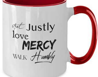 Taza de café "Actúa con justicia, ama con misericordia, camina con humildad" (Miqueas 6:8)