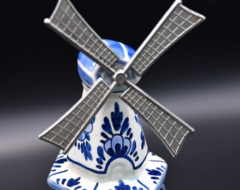 Década de 1960 Wind Up Musical Porcelana Azul y Blanco Molino de viento de Delft hecho en Holanda pintado a mano girando cuchillas de molino de viento de metal - Tulipanes de Amsterdam