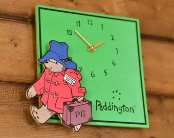 Horloge murale originale de l'ours Paddington de 1975 - Une trouvaille incroyablement rare, dans un état passable pour son âge - Nettoyée et vérifiée - Fonctionne bien !