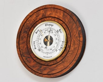 7 "gedrechseltes Walnuss & Messing Holz Wand Barometer aus den späten 1970er Jahren - von SB Shortland - gereinigt und restauriert, funktioniert gut!