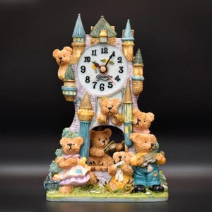 Orologio vintage a forma di castello con orsetto di peluche Capacino - Movimento al quarzo restaurato con pendolo a forma di orsetto musicista oscillante - Decorazione stravagante per la cameretta dei bambini - Funzionante