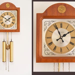 Puede incluir: Reloj de pared de madera con esfera cuadrada y péndulo. La esfera del reloj es dorada con números romanos y manecillas negras. El reloj tiene un marco de madera y pesas doradas colgando debajo.