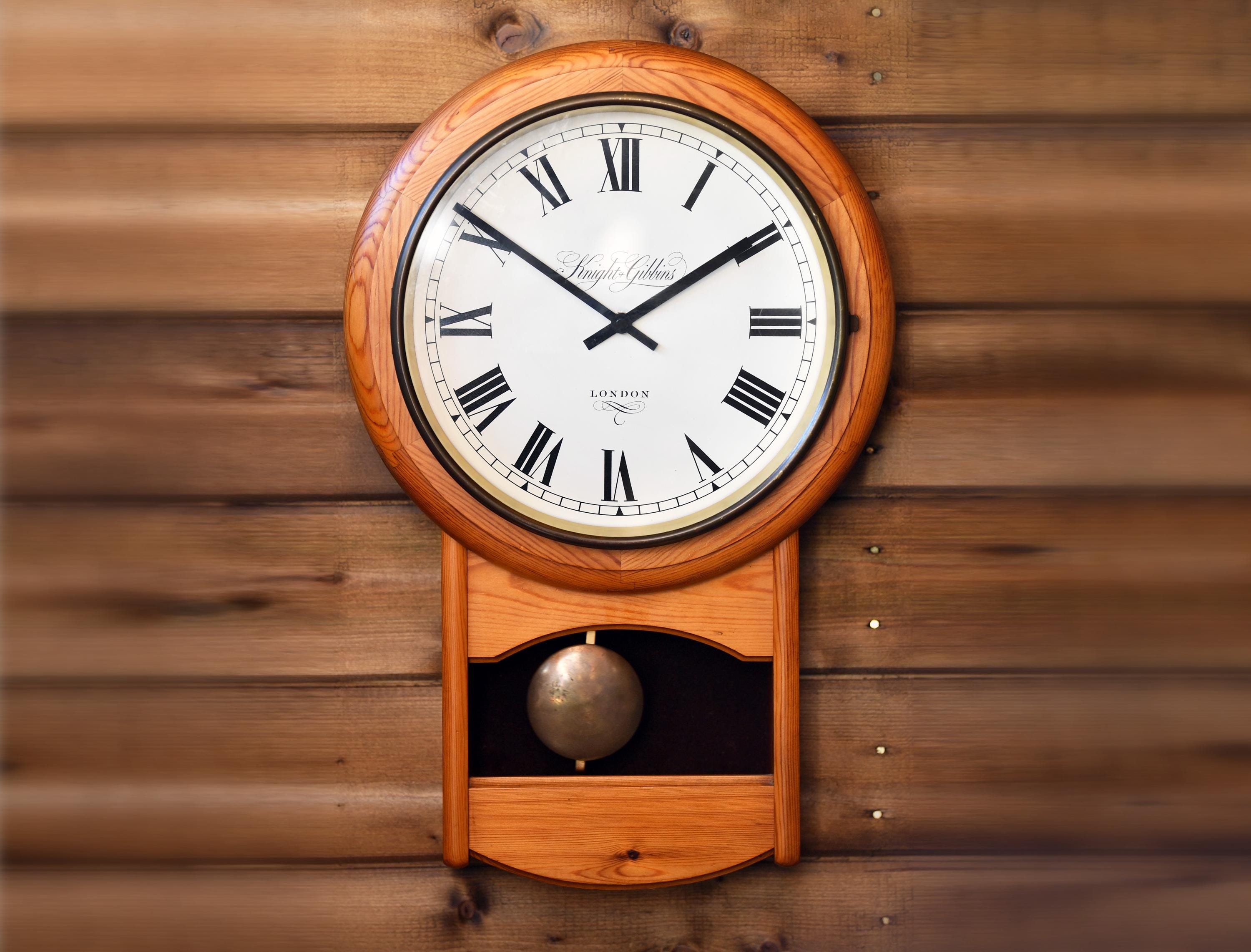 Knight & Gibbins　ナイトギビンズ　壁掛け時計　英国製　訳あり Restored Knight & Gibbins Pine Wall Clock: New Quartz Movement