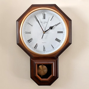 Reloj de escuela antiguo, octogonal grande, diseño de Wm. Widdop, 1994, de cuarzo a pilas, restaurado, efecto madera marrón, péndulo de latón.