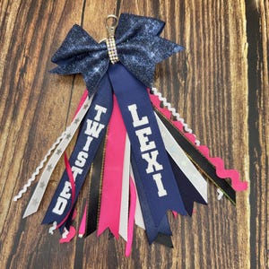 Cheerleading-namnetikett med dragkedja och glitterrosett