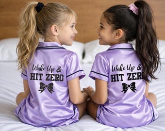Conjunto de pijama de satén personalizado – Ropa de dormir para equipo de animadoras, diseño Wake Up Hit Zero - Pijama para animadora, mamá de animadora, pijama para entrenadora de animadoras