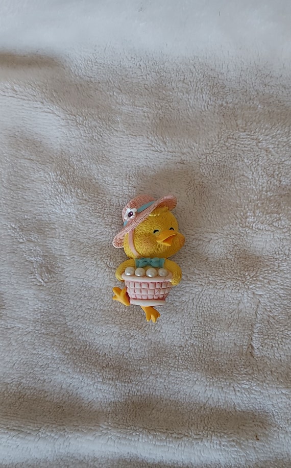 Vintage Easter Chick with Basket of Eggs Pin Brooc