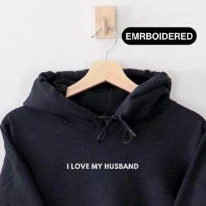Sudadera unisex con capucha bordada &quot;Amo a mi esposo&quot;