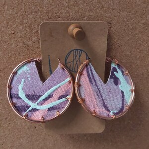Boucles d&#39;oreilles créoles en toile peintes à la main