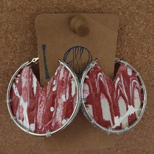 Boucles d&#39;oreilles créoles en toile peintes à la main