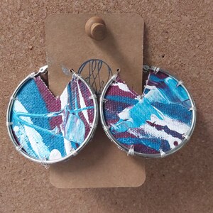 Boucles d&#39;oreilles créoles en toile peintes à la main
