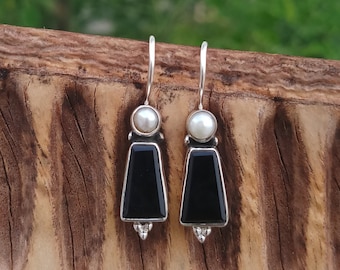 Brincos pendentes artesanais em prata de lei com ônix preto e pérola.