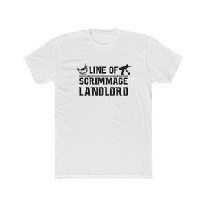 Könnte beinhalten: Weißes T-Shirt mit einer schwarzen Grafik, auf der "Line of Scrimmage Landlord" mit einem Footballhelm und einer Silhouette eines Footballspielers steht.