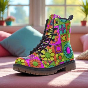 Może przedstawiać: Kolorowy but bojowy z żywym kwiatowym wzorem w odcieniach różu, zieleni, pomarańczy i żółci. But ma czarne sznurowadła i brązową podeszwę. Wysokość buta to około 15 cm.