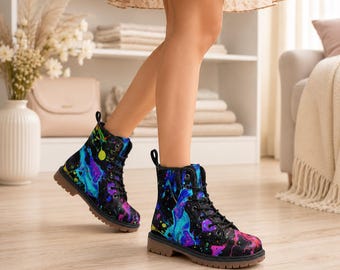 Neonkleurige gevechtslaarzen met verfspatten, zwarte festivalschoenen met abstracte print en veters.