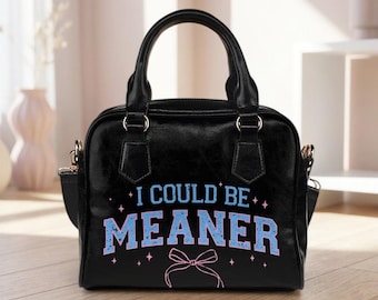 Schwarze Varsity Bowler-Tasche, mit Zitat ""I könnte be Meaner"" sein, Pink-Blaue Attitude Satchel."