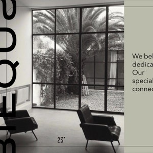 Może przedstawiać: Dwa czarne skórzane fotele z dużym oknem za nimi. Okno oferuje widok na palmę i ogród. Tekst '23'' jest nadrukowany na podłodze.