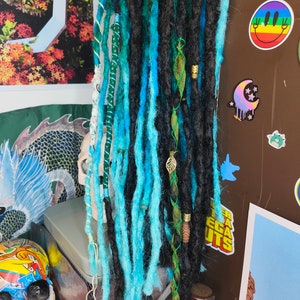 DE crochet Dreadlocks back, blue and green.