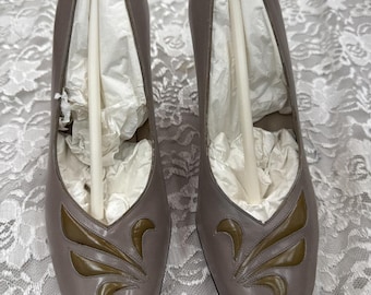 Zapatos de tacón clásicos SALVATORE FERRAGAMO de los años 80, nuevos, color topo, con relieve, talla 7.5 B, Read Italy Rd